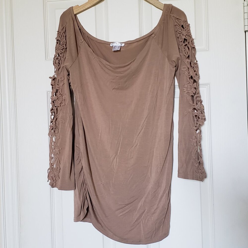 Venus Women's Ruched Side Long-Sleeve w/Applique Blouse - Size Large - EUC
